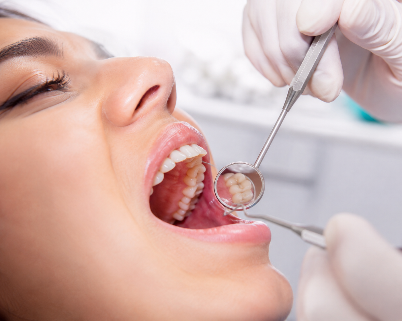 Paciente em consulta de restauração dentária durante avaliação clínica