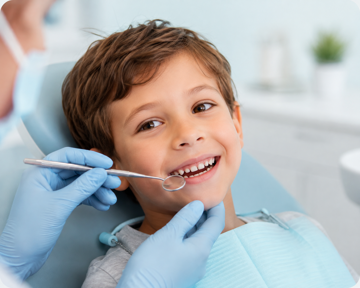 Criança em consulta de odontopediatria durante avaliação dentária