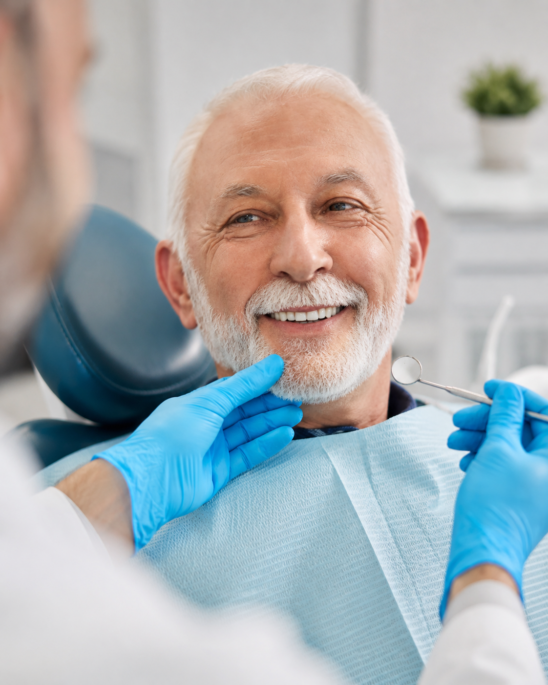 Pessoa sénior em consulta de Medicina Dentária durante avaliação clínica